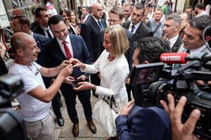 MOGERINIJEVA SE PROŠETALA STAROM ČARŠIJOM TOKOM POSETE SKOPLJU: Pozvala Makedonce da izađu na referendum i popila čaj, a evo šta je dobila na poklon