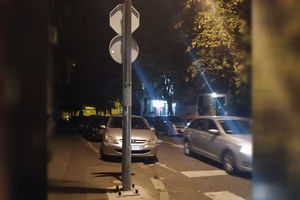 DRAMA U CENTRU BEOGRADA: Dečak (9) se naslonio na stub ulične svetiljke, UDARILA GA STRUJA! Roditelji mole da NEKO REAGUJE! (FOTO)