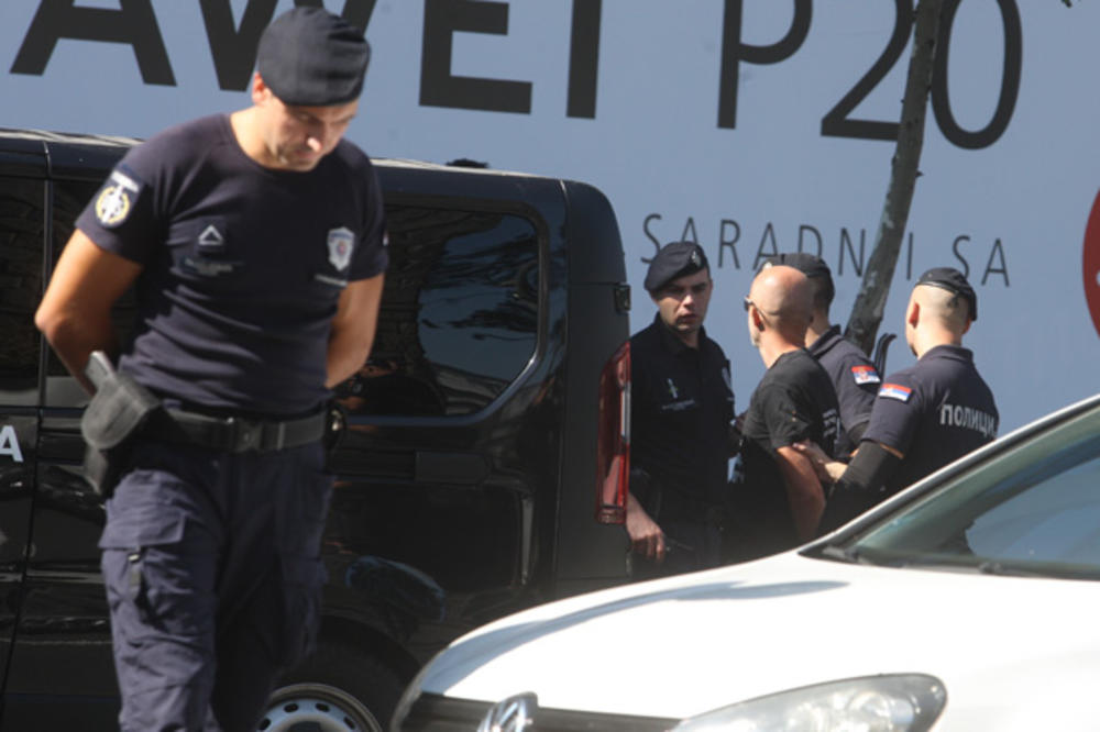 POLICIJA ZAUSTAVILA ŠETNJU PROTIV PARADE PONOSA: Muškarac uhapšen kod raskrsnice Bulevara i Kneza Miloša! (KURIR TV)