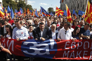 HILJADE LJUDI NA ULICAMA SKOPLJA, ZAEV PORUČIO: Zgrabite istorijsku priliku na referendumu, podržite porazum o imenu! ULICE pune zastava Makedonije i EU! (FOTO)