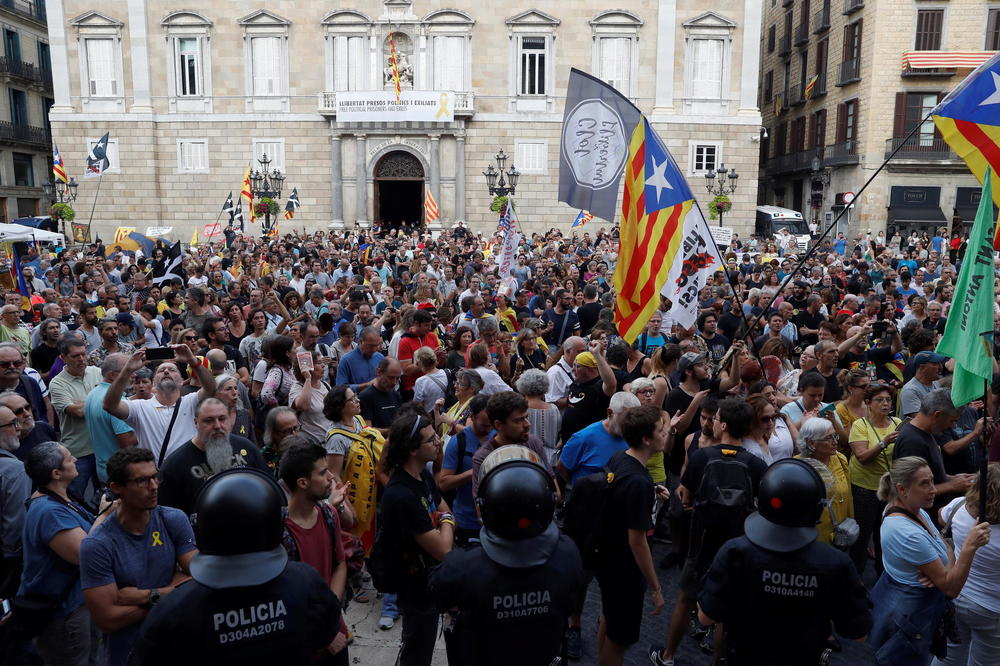 POLICIJSKI KORDONI I BARIKADE U BARSELONI: Jedva razdvojili proteste pristalica i protivnika nezavisnosti Katalonije! (FOTO)