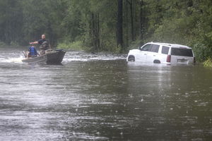 FLORENS POKOSILA 15. ŽRTVU: Vozač kamiona zakačio odlomljenu granu i sleteo s puta! Poplave u Južnoj Karolini odnose živote iz sata u sat!