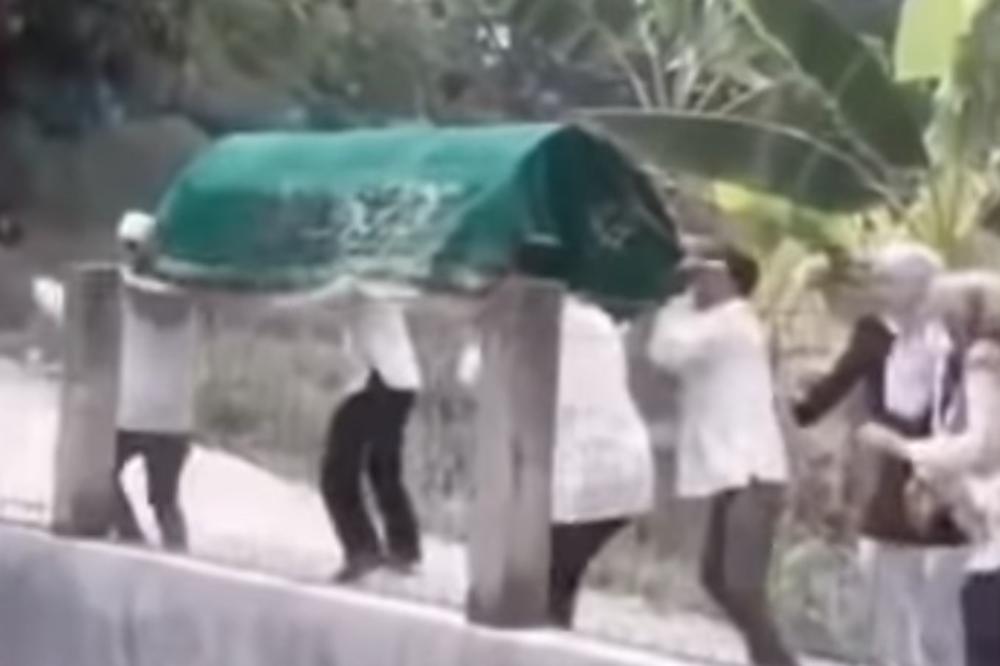 NEVEROVATNE SCENE SA SAHRANE: Nosili pokojnika, pa ga ispustili u bazen! Ožalošćeni počeli da vrište (VIDEO)