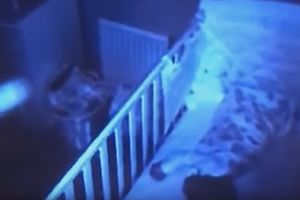 GLEDAO ĆERKU KAKO SPAVA, PA SE SLEDIO: Kamere snimile jeziv prizor kraj njenog kreveta, jedva je uspeo da uđe u sobu! (VIDEO)