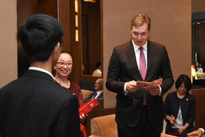 MLADI KINEZI KOJI STUDIRAJU SRPSKI JEZIK DOČEKALI VUČIĆA: Predsednik u Pekingu dobio čestitke NA ĆIRILICI, evo šta su mu poručili studenti (FOTO)