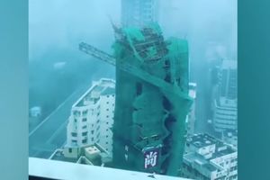 JEZIVA SNAGA! SUPERTAJFUN RUŠI KRAN KAO DA JE OD PAPIRA: Oluja u Hongkongu nosi sve što joj stane na put (VIDEO)
