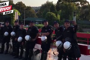 SELFI ZA UBIJANJE VREMENA: Policija iskoristila pauzu kako bi napravila fotku ZA SVA VREMENA (KURIR TV)