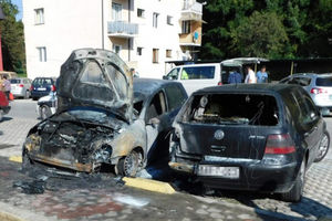 SUKOB ZARAĆENIH KRIMINALNIH GRUPA U SARAJEVU? Izgorela dva automobila u Vogošći (FOTO, VIDEO)