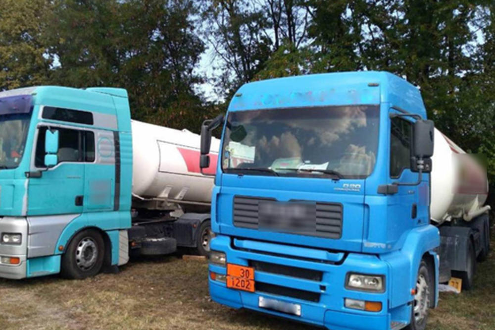 U PEĆI PRIVEDENA DVOJICA SRPSKIH VOZAČA: Saslušani zbog slika Vladimira Putina i Vuka Karadžića na kamionima