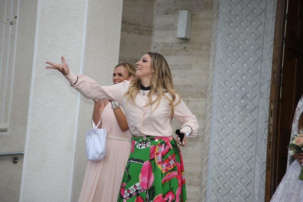 KUMO, IZGORE TI KESA: Milica Todorović se pojavila u NESTVARNO DOBROJ kombinaciji na venčanju najboljeg prijatelja! (FOTO)