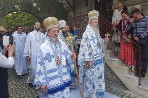 VELIKA SVETKOVINA U ŠUMADIJI: Manastir Kamenac proslavio 600 godina od osnivanja, hiljade vernika pred svetinjom (FOTO)