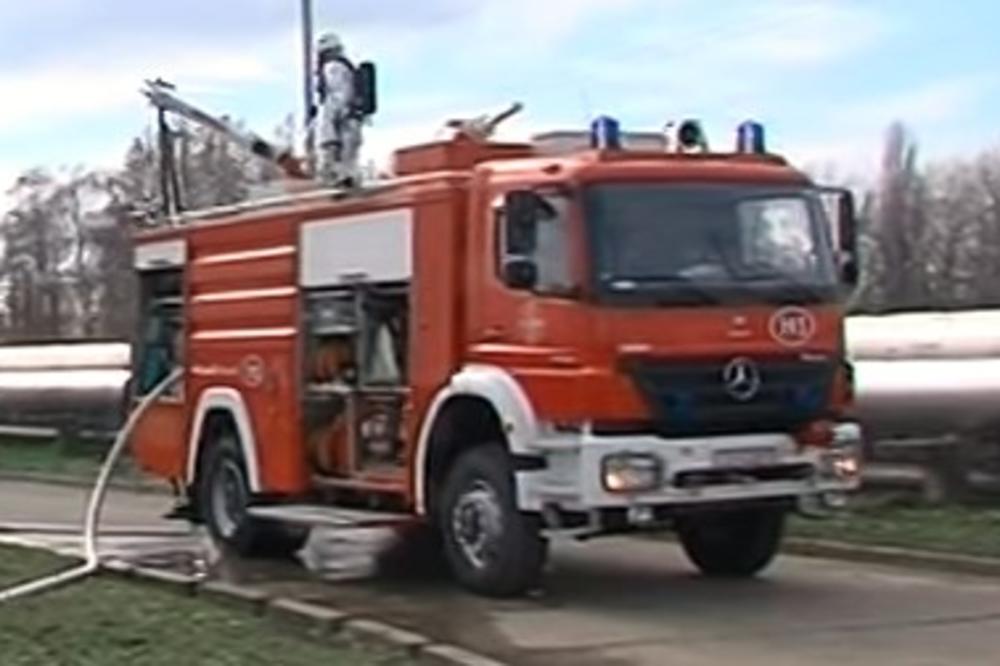 TEŠKA NESREĆA U ZAGREBU: Automobil smrskan, vatrogasci spasavali povređenog FOTO