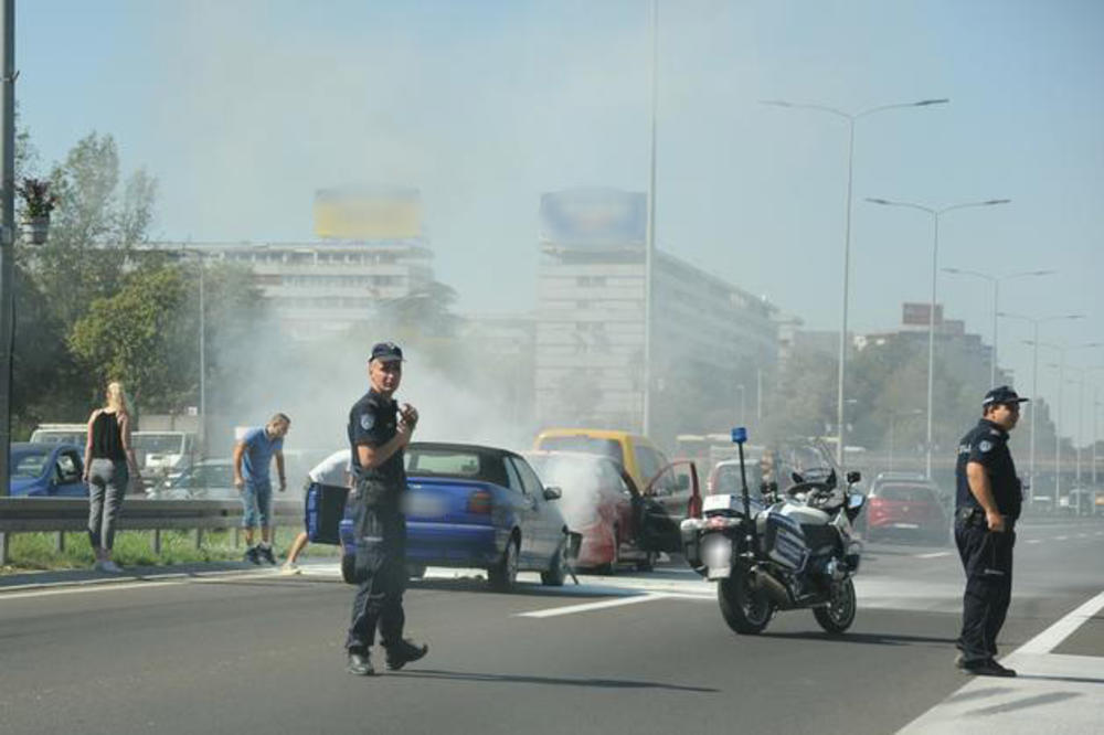 HAOS NA AUTO-PUTU: Lančani sudar kod Arene, ima povređenih! Kolone čak do Sava centra! (FOTO)