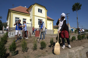 SUŽIVOT SA MIGRANTIMA: U Berkasovu kod Šida migranti pomagali u sređivanju osnovne škole (FOTO)