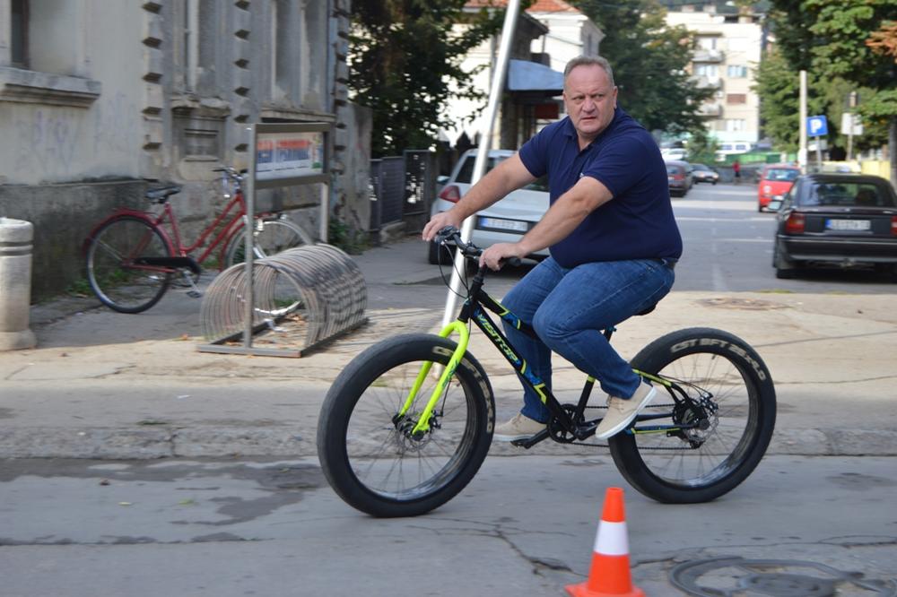 CEO LESKOVAC DANAS PRIČA O POTEZU GRADONAČELNIKA: Cvetanović biciklom išao na posao! (VIDEO)
