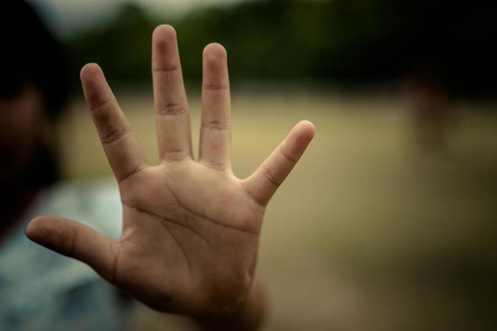 STRAVA I UŽAS U SREMSKOJ MITROVICI, OTAC PODVODIO ĆERKU (26) POZNANICIMA: Nesrećnu devojku slikali golu, pa je silovali u podrumu i magacinu