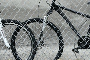 VANDALIZAM U CENTRU NOVOG SADA: Iščupali znak da se domognu bicikla, pa uništili i jedno i drugo (FOTO)