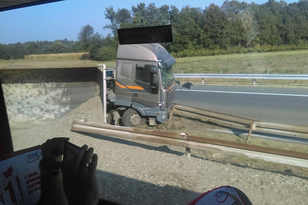 SUDAR PA DŽUMBUS NA AUTO-PUTU ZA NIŠ: Prevrnuo se kamion, pesak se rasuo po čitavom putu! (FOTO)