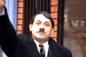 HITLER IZ KOSOVSKE MITROVICE MRZI SRBE VIŠE OD PRAVOG: Ko god prođe, vikne mu hajl Hitler?! Za slikanje naplaćuje 80 evra, a za sve su, kaže, krivi brkovi (VIDEO)