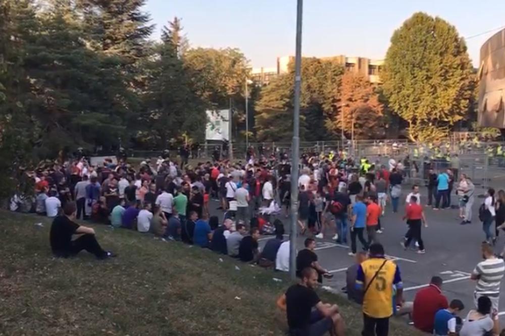(KURIR TV) BEZ INCIDENATA: Uzavrela atmosfera ispred stadiona Partizana pred 158. večiti derbi