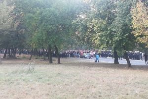 KORTEO DELIJA STIGAO NA JNA: Najverniji navijači Zvezde pod pratnjom policije došli na 158. derbi (KURIR TV)