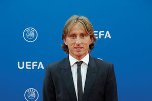 IMA MILIONE, A FURA TELEFON OD 100 EVRA! Luka Modrić ŠOKIRAO na dodeli FIFA nagrada kada je izvadio mobilni da telefonira (FOTO)