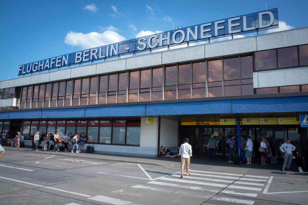 DRAMA NA BERLINSKOM AERODROMU: Uhapšen muškarac koji se opasao prslukom iz kog su VIRILE ŽICE!