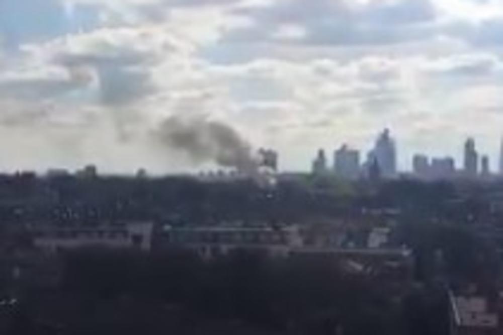 VELIKI POŽAR U LONDONU: Planula teretana, čak 12 vozila pokušava da ugasi vatru! (VIDEO)