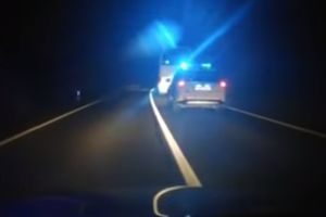 POTERA KOD SLUNJA: Migranti ukrali autobus i pobegli, pa udarili u policijsko vozilo! (VIDEO)