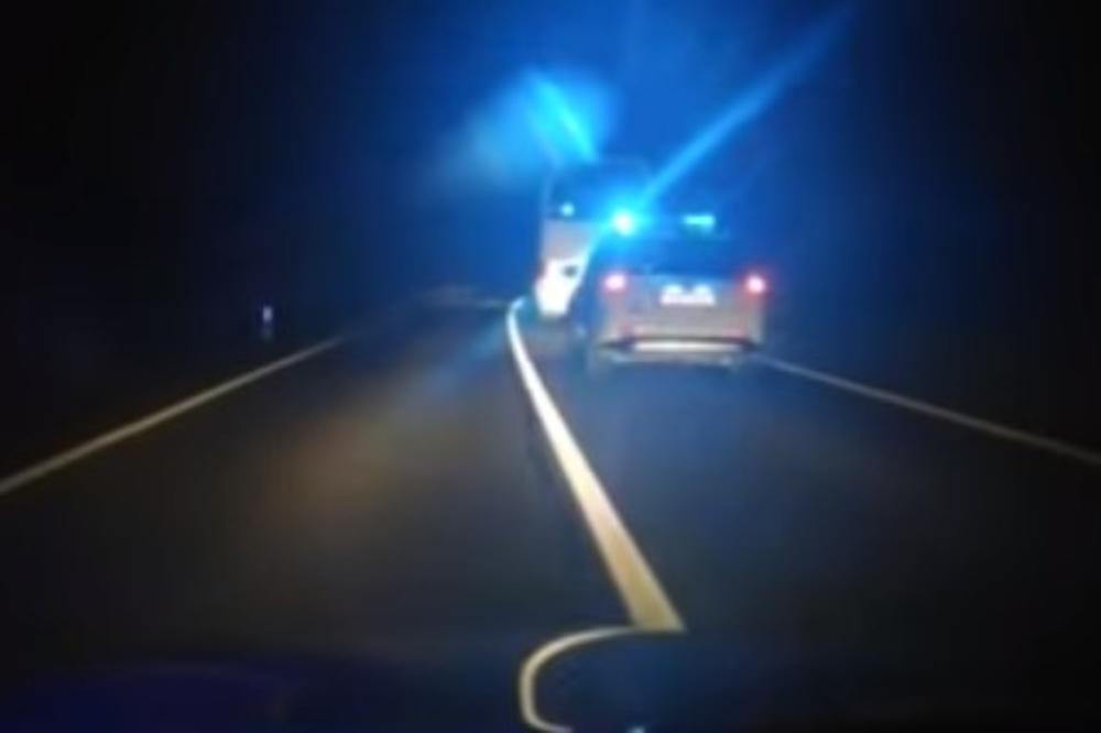 POTERA KOD SLUNJA: Migranti ukrali autobus i pobegli, pa udarili u policijsko vozilo! (VIDEO)