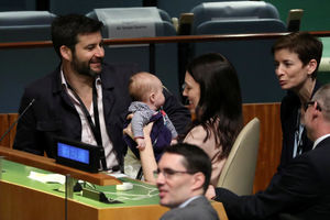 DOK POLITIČARI LOME KOPLJA, OVA BEBA TOPI SRCA: Premijerka Novog Zelanda  dovela 3-mesečnu ćerkicu na zasedanje UN i ušla u istoriju! (FOTO)
