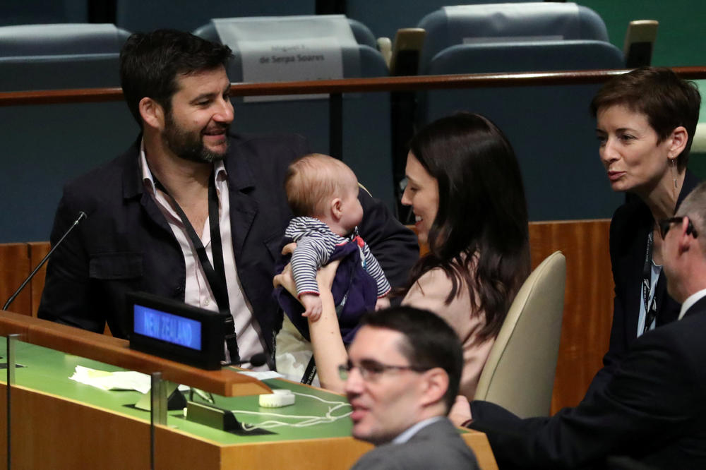 DOK POLITIČARI LOME KOPLJA, OVA BEBA TOPI SRCA: Premijerka Novog Zelanda  dovela 3-mesečnu ćerkicu na zasedanje UN i ušla u istoriju! (FOTO)