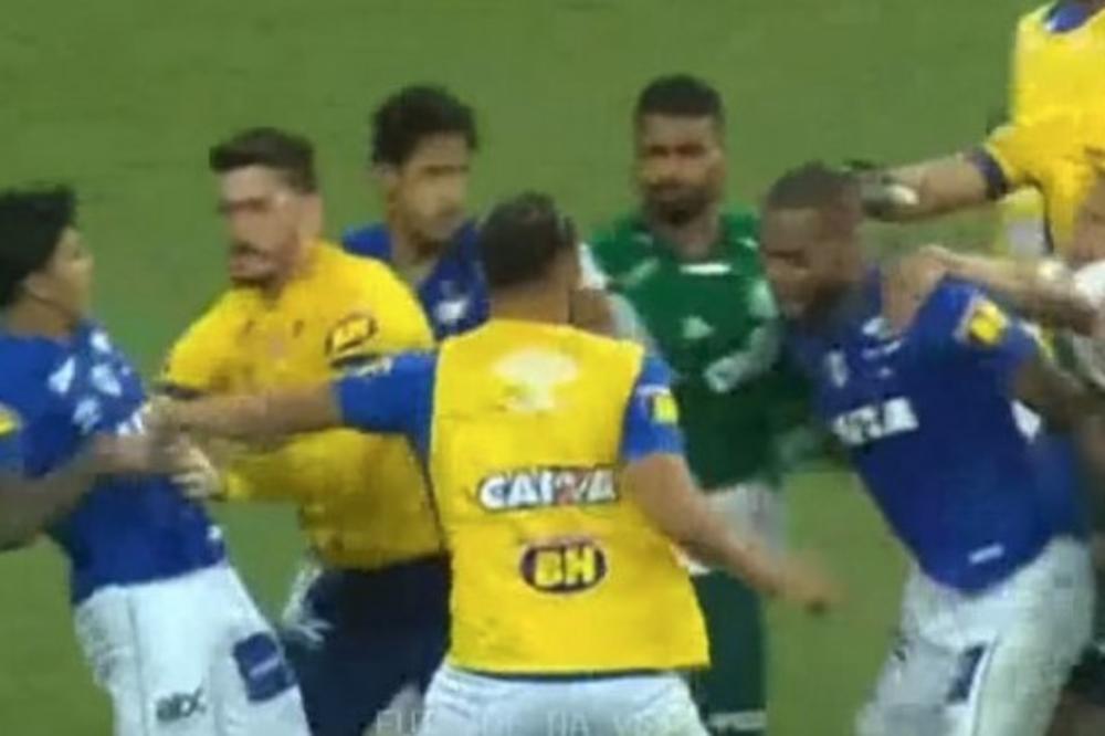 (VIDEO) NOVA TUČA U BRAZILU: Malo fudbala i pesničenje (VIDEO)