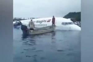 AVION OMAŠIO PISTU I ZAVRŠIO U MORU: Plutao na vodi dok su putnike spasavali (VIDEO)
