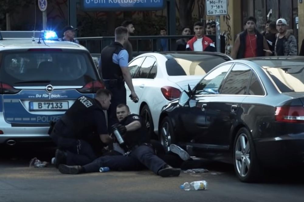 BERLINSKA POLICIJA NA UDARU BESNE JAVNOSTI: Tukli pesnicama nenaoružanog muškarca, na prolaznike krenuli biber-sprejem (VIDEO)