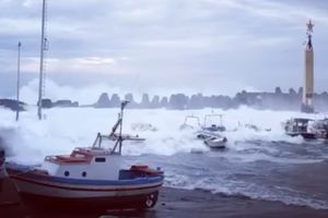 URAGAN POGODIO GRČKU I ITALIJU, MOĆNA OLUJA U EVROPI: Talasi ogromni, vetrovi šibaju! Najjači udar na Kritu! (FOTO, VIDEO)