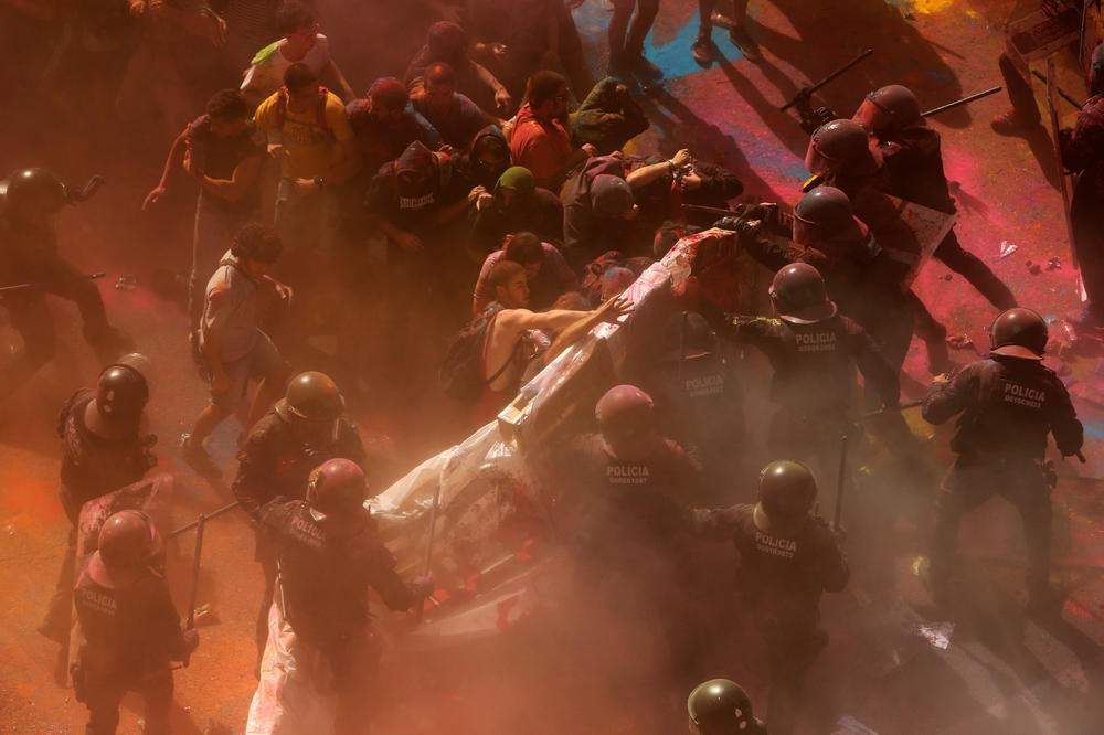 TUČA POLICIJE I SEPARATISTA U BARSELONI: Usijana atmosfera pred godišnjicu nezakonitog pokušaja otcepljenja Katalonije (FOTO)