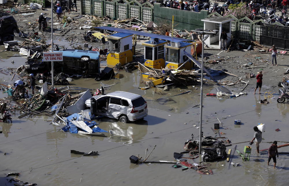 <p>Najmanje 832 osobe su poginule u snaÅ¾nom zemljotresu i potom pokrenutom cunamiju koji je pogodio grad Palu na indoneÅ¾anskom ostrvu Sulavezi.</p>
