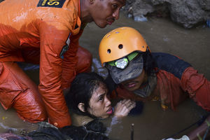 TINEJDŽERKA POD RUŠEVINAMA LEŽALA TRI DANA PORED MRTVE MAJKE: Spasioci u Indoneziji u neverici da je devojka (15) zatrpana preživela nakon zemljotresa i cinamija! (UZNEMIRUJUĆI FOTO)