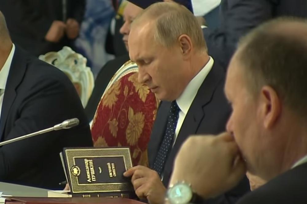 PUTIN SE NE ODVAJA OD JEDNE MOĆNE KNJIGE: Evo koji roman ruski predsednik nosi svuda sa sobom (VIDEO)