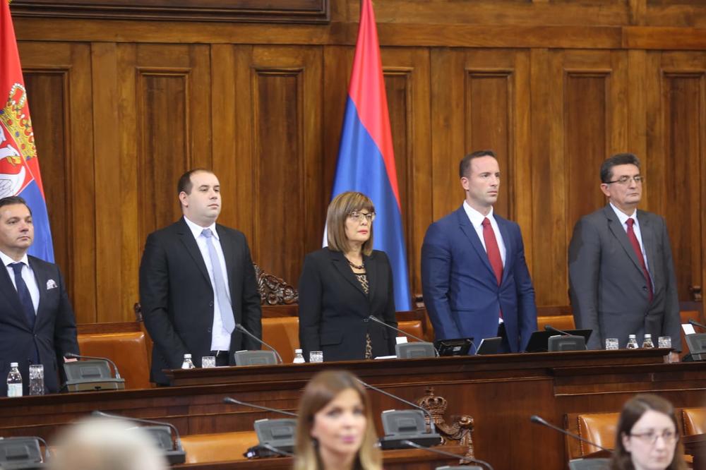 POSLANICI U KLUPAMA: Uz intoniranje himne i Gardu Vojske Srbije počelo jesenje zasedanje srpskog parlamenta! (FOTO)