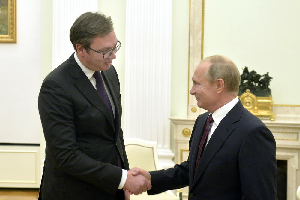 SRDAČAN DOČEK U MOSKVI: Putin sa osmehom pozdravio Vučića, a evo šta mu je predsednik Srbije odneo na poklon (FOTO)