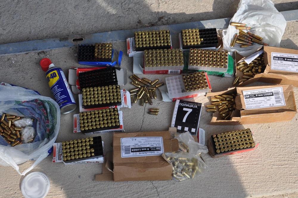 BERETA, ŠKORPION, HEKLERI I DROGA! Uhapšen Nišlija, zaplenjen arsenal oružja, municije i brdo opijata! (FOTO)
