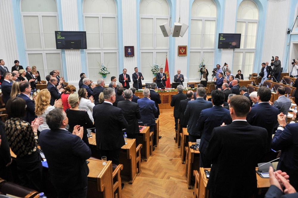 KO NE USTANE NA HIMNU, PLAĆA KAZNU OD 2.000 EVRA: Crnogorska vlada izglasala nove odredbe