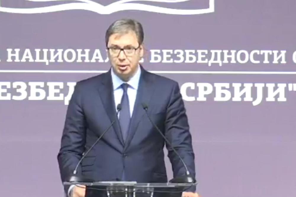 OTVORENA KONFERENCIJA O BEZBEDNOSNIM IZAZOVIMA Predsednik Vučić: Moramo da pazimo na drogirane boksere koji izazivaju sukobe, jer Srbija decu za bacanje nema!