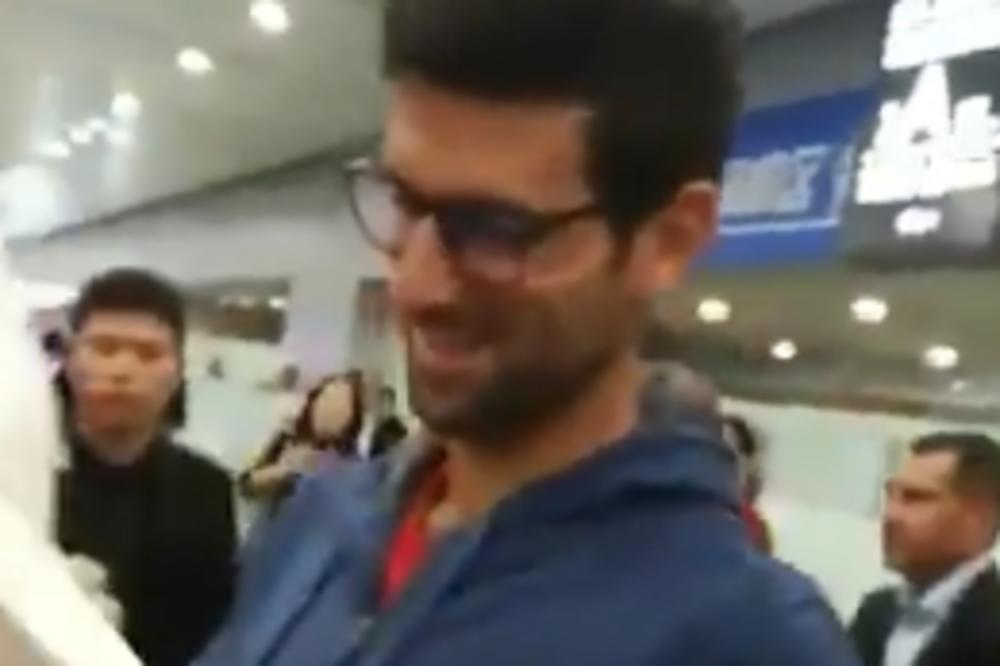 LUDILO U ŠANGAJU, STIGAO JE NOLE! Najbolji srpski teniser izazvao delirijum na aerodromu (VIDEO)