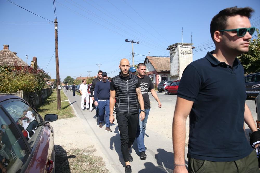 TUGA DO NEBA Njegov Nemanja mu došao na sahranu: Fudbaler Partizana ispratio malog Dukija poslednji put (FOTO)