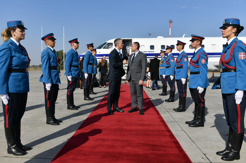 GENERALNI SEKRETAR NATO STIGAO U BEOGRADU: Ministar Vulin dočekao Stoltenberga na aerodromu