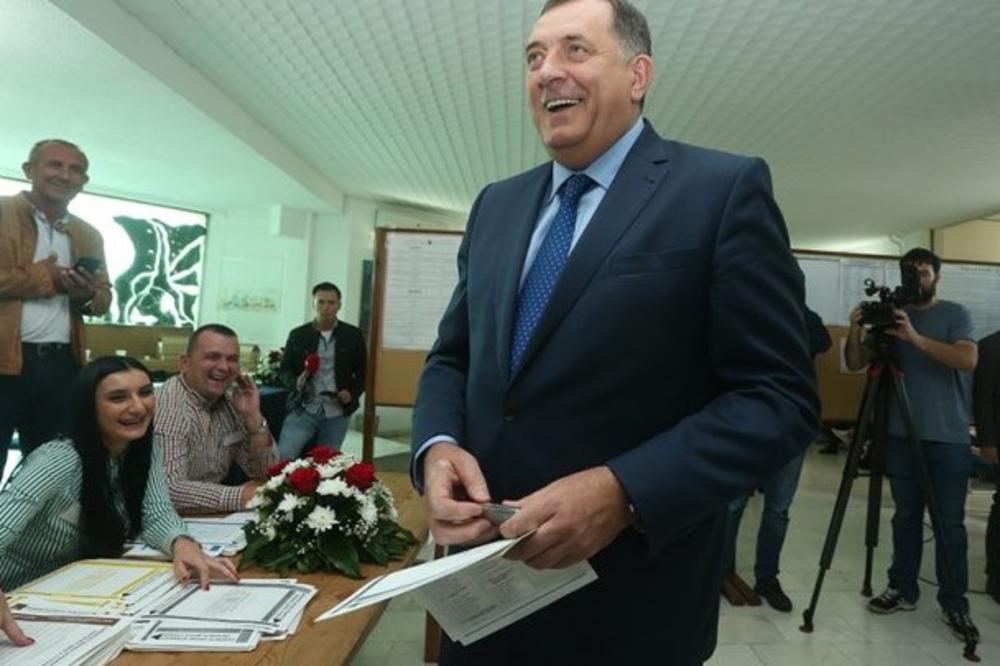 DODIK SVE IZNENADIO POSLE GLASANJA: Predsednik Srpske na biračkom mestu uradio nešto što nije niko do sada i sve zasmejao! (FOTO