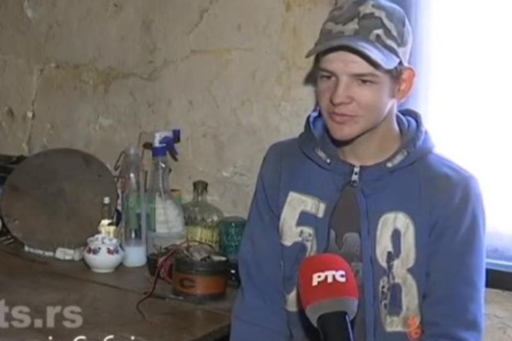 MAJKA GA JE NAPUSTILA, A OTAC UMRO: Jovan (16) živi potpuno sam u staroj kući bez vode! STRUJU SU MU ISKLJUČILI ZBOG DUGA (FOTO)